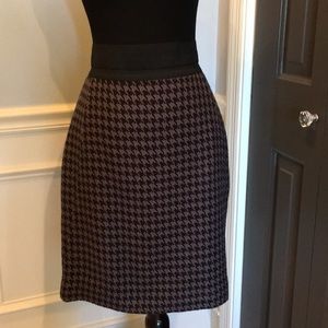 Fully lined houndstooth knit skirt